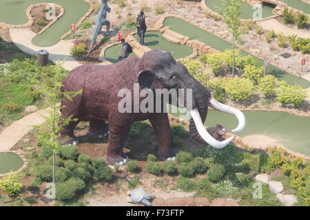 Mastodon am Saurierpark Minigolf, Dinosaurier-Abenteuer-Golf. Blick vom Niagara Skywheel, Clifton Hill Gegend, Niagara Falls, Stockfoto