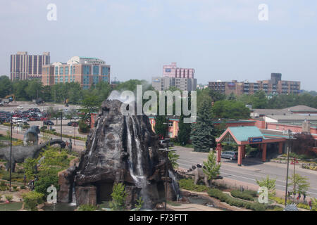 Vulkan im Saurierpark Minigolf, Dinosaurier-Abenteuer-Golf. Blick vom Niagara Skywheel, Clifton Hill Gegend, Niagara Falls, Stockfoto