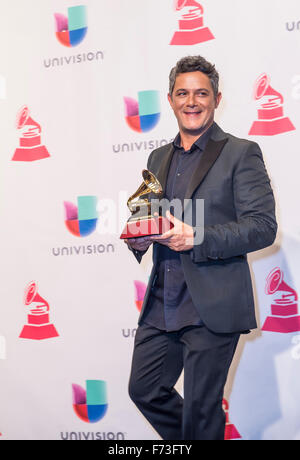 Sänger Alejandro Sanz Posen im Presseraum während der 16. Annual Latin GRAMMY Awards in Las Vegas Stockfoto