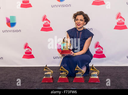 Natalia Lafourcade Gewinner des Lied des Jahres Posen im Presseraum während der 16. Annual Latin GRAMMY Awards in Las Vegas Stockfoto