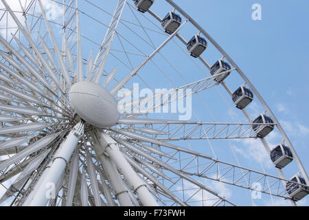 Niagara Skywheel. Riesenrad. Clifton Hill Touristengebiet, Niagara Falls, Ontario, Kanada. Hinweis konzentriert sich auf Center Hub und passe Stockfoto