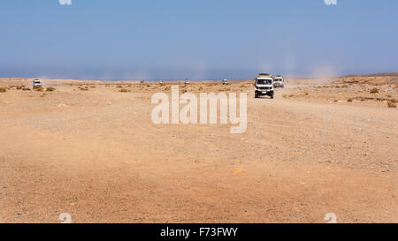 Ägypten, schwarze Wüste. Geländewagen mit Panoramablick auf die Steinwüste bewegen. Spuren im Sand aus der Automobil- Stockfoto