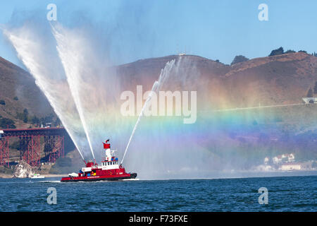 San Francisco Feuerwehren Löschboot Gaurdian Löschboot Nr. 2 nutzt seinen Wasserkanonen für einen Regenbogen an der San Francisco Bay. Stockfoto