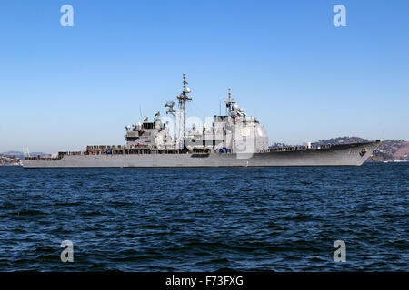 Mit der Crew entlang der Schienen der Arleigh-Burke-Klasse tritt geführte Flugkörper Zerstörer USS Ross (DDG-71) San Francisco Bay. Stockfoto