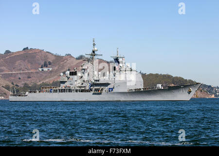 Mit der Crew entlang der Schienen der Arleigh-Burke-Klasse tritt geführte Flugkörper Zerstörer USS Ross (DDG-71) San Francisco Bay. Stockfoto