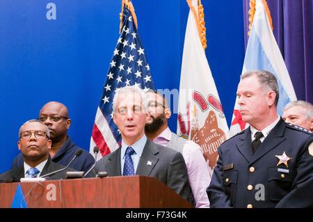 Chicago, Polizei veröffentlicht eine Video am Dienstag zeigt die Erschießung von 17-Year-Old Laquan McDonald. 20. Oktober 2014. Chicago Mayor Rahm Emanuel (C) und Police Superintendent Garry McCarthy (R) teilnehmen eine Pressekonferenz in Chicago, USA, am 24. November 2015. Polizei veröffentlicht eine Video am Dienstag zeigt die Erschießung von 17-Year-Old Laquan McDonald, der am 20. Oktober 2014 von Chicago Police Officer Van Dyke getötet wurde. Van Dyke wurde McDonalds Tod Mordes angeklagt. © He Xianfeng/Xinhua/Alamy Live-Nachrichten Stockfoto