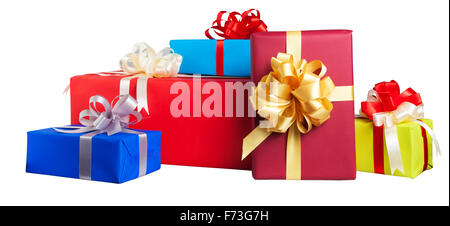 Bunt verpackt Geschenkboxen isoliert auf weißem Hintergrund Stockfoto