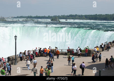 Touristen, die Anzeige der kanadischen Wasserfälle. Horseshoe Falls. Blick von Niagara Falls, Ontario, kan. Stockfoto