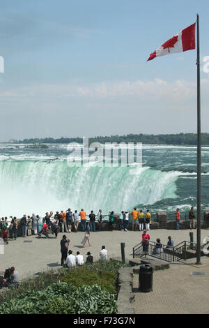 Touristen, die Anzeige der kanadischen Wasserfälle. Horseshoe Falls. Kanadische Flagge. Blick von Niagara Falls, Ontario, kan. Stockfoto