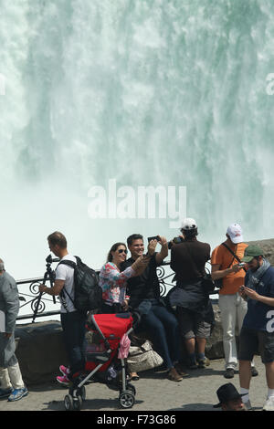 Touristen, Anzeigen der kanadischen Wasserfälle und ein Selbstporträt. Horseshoe Falls. Blick von Niagara Falls, Ontario, kan. Stockfoto