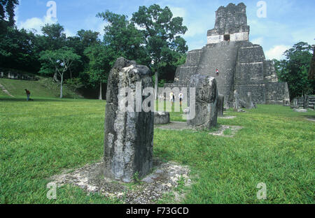 II. Tempel auf der großen Plaza in Tikal National Park, Guatemala. Stockfoto