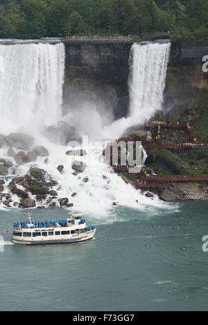 American Falls. Bridal Veil Falls. Touristen auf den Decks von der Höhle der Winde. Touristen auf die Magd der Nebel tour Boot. V Stockfoto