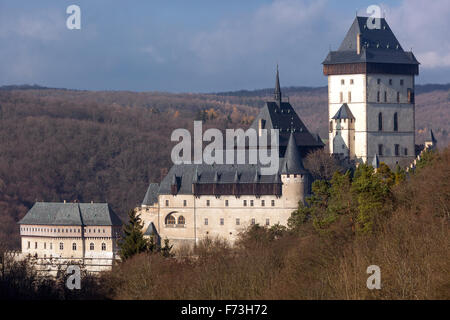 Schloss Karlstejn Tschechien große Aussicht auf die königliche Burg, versteckt im Böhmerwald, Landschaft, Wahrzeichen auf dem Land Stockfoto