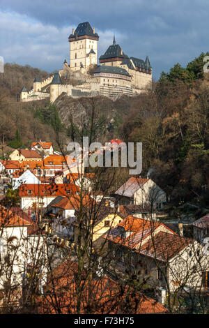 Karlstejn Castle unten befindet sich ein ländliches Dorf Tschechische Republik Wahrzeichen Stockfoto