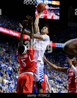 Lexington, KY, USA. 24. November 2015. Kentucky Wildcats nach vorn Skal Labissiere (1) erzielte über Bostons Blaise Mbargorba, wie #1 Kentucky Universität Boston auf Dienstag, 24. November 2015 in Lexington, Kentucky Credit gespielt: Lexington Herald-Leader/ZUMA Draht/Alamy Live News Stockfoto