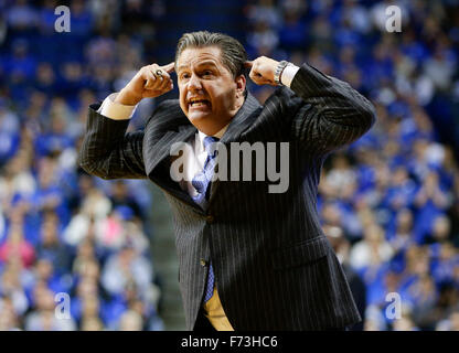 Lexington, KY, USA. 24. November 2015. Kentucky Wildcats Cheftrainer John Calipari wollte seine Spieler zu hören, wie #1 Kentucky Boston University 82-62 am Dienstag, 24. November 2015 in Lexington, Kentucky Credit besiegt: Lexington Herald-Leader/ZUMA Draht/Alamy Live News Stockfoto