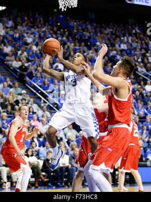 Lexington, KY, USA. 24. November 2015. Kentucky Wildcats Wache Tyler Ulis (3) trieb die Spur für einen Korb, wie #1 Kentucky Boston University 82-62 am Dienstag, 24. November 2015 in Lexington, Kentucky Credit besiegt: Lexington Herald-Leader/ZUMA Draht/Alamy Live News Stockfoto