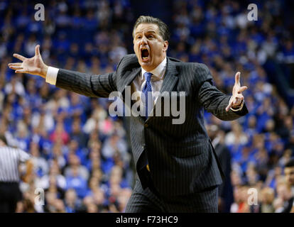 Lexington, KY, USA. 24. November 2015. Kentucky Wildcats Cheftrainer John Calipari wollte einen Anruf von der offiziellen, wie #1 Kentucky Boston University 82-62 am Dienstag, 24. November 2015 in Lexington, Kentucky Credit besiegt: Lexington Herald-Leader/ZUMA Draht/Alamy Live News Stockfoto