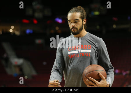 Portland, Oregon, USA. 24. November 2015. JOAKIM NOAH (13) erwärmt sich. Die Portland Trailblazers veranstaltete die Chicago Bulls in der Moda-Mitte. Foto von David Blair Credit: David Blair/ZUMA Draht/Alamy Live-Nachrichten Stockfoto