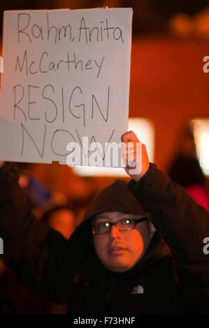 Chicago, Polizei veröffentlicht eine Video am Dienstag zeigt die Erschießung von 17-Year-Old Laquan McDonald. 20. Oktober 2014. Ein Mann hält ein Schild während einer Protestaktion gegen die Dreharbeiten in Chicago, USA, am 24. November 2015. Polizei veröffentlicht eine Video am Dienstag zeigt die Erschießung von 17-Year-Old Laquan McDonald, der am 20. Oktober 2014 von Chicago Police Officer Van Dyke getötet wurde. Van Dyke wurde McDonalds Tod Mordes angeklagt. © He Xianfeng/Xinhua/Alamy Live-Nachrichten Stockfoto