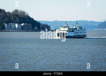 Seattle, Washington, USA. 21. November 2015. Die Washington State Ferry System, unter dem Department of Transportation betreibt etwa zwei Dutzend speziell Fähren auf 10 verschiedenen Routen auf 20 verschiedenen Terminals befindet sich in Puget Sand und den San Juan Islands. Im Rahmen des Washington State Highway Systems ist optisch unverwechselbaren grüne und weiße lackierte Rumpf erkennbar. ---Auf dem Foto eingehende MV Chelan Ansätze der Seattle terminal von Bremerton kommen in die Elliott Bay. © David Bro/ZUMA Draht/Alamy Live-Nachrichten Stockfoto