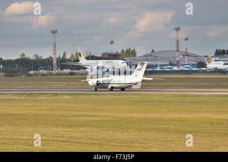 Borispol, Ukraine - 2. Oktober 2011: Rossiya - Russian Airlines An-148 Regionaljet Flugzeug auf der Landebahn gelandet Stockfoto