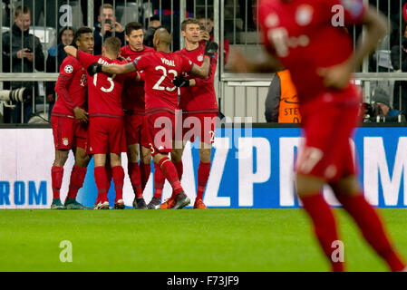 München, Deutschland. 24. November 2015. München-Spieler feiern das 1: 0-Ziel während der Champions League-Fußball-Spiel zwischen Bayern München und Olympiacos F.C. in der Allianz Arena in München, Deutschland, 24. November 2015. Foto: SVEN HOPPE/Dpa/Alamy Live News Stockfoto