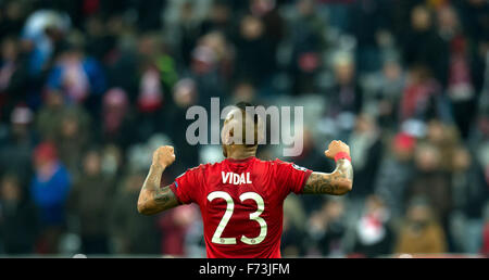 München, Deutschland. 24. November 2015. Arturo Vidal aus München feiert den Sieg, nachdem die Champions League Fußballspiel zwischen Bayern München und Olympiacos F.C. in der Allianz Arena in München, Deutschland, 24. November 2015. Foto: SVEN HOPPE/Dpa/Alamy Live News Stockfoto