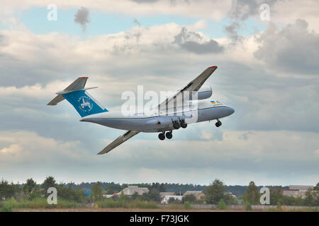 Gostomel, Ukraine - 3. Oktober 2010: Frachtflugzeug Antonov Airlines An-74 in den bewölkten Himmel hebt ab Stockfoto