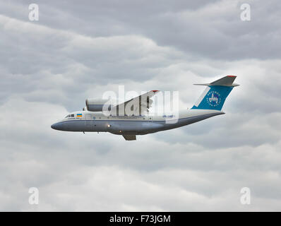 Gostomel, Ukraine - 3. Oktober 2010: Frachtflugzeug Antonov Airlines An-74 fliegen während der Anzeige bei Flugschau Stockfoto