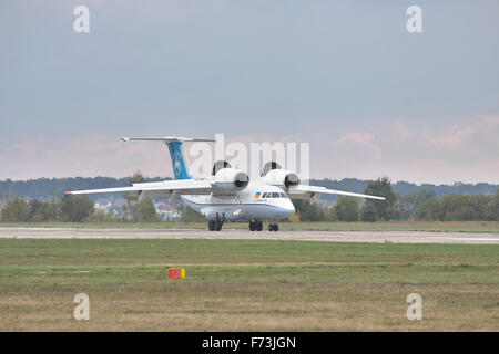 Gostomel, Ukraine - 3. Oktober 2010: Frachtflugzeug Antonov Airlines An-74 Landung während der Anzeige bei Flugschau Stockfoto