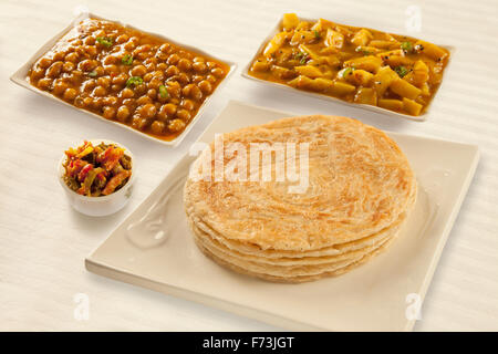 Puri Paratha mit Kichererbsen-Kartoffel-Curry und pickels Stockfoto