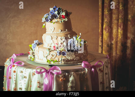 Dreistöckige Hochzeitstorte Stockfoto