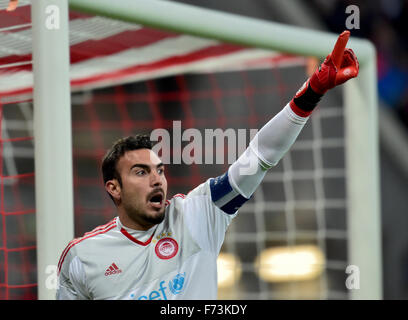 München, Deutschland. 24. November 2015. Torhüter Roberto von Olympiacos Gesten während der Fußball-Champions-League-match zwischen Bayern München und Olympiacos F.C. in der Allianz Arena in München, Deutschland, 24. November 2015. Foto: PETER KNEFFEL/Dpa/Alamy Live News Stockfoto