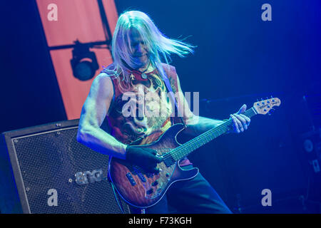 Berlin, Deutschland. 24. November 2015. Gitarrist Steve Morse führt mit "Deep Purple" in der Max-Schmeling-Halle in Berlin, Deutschland, 24. November 2015. Foto: Paul Zinken/Dpa/Alamy Live News Stockfoto