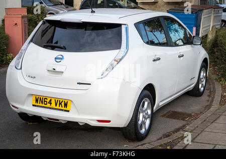 Quartal Rückansicht des betriebene Elektroauto Nissan LEAF in UK Stockfoto