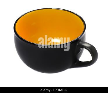 Keramische Tasse mit einer matten Oberfläche auf weißem Hintergrund Stockfoto