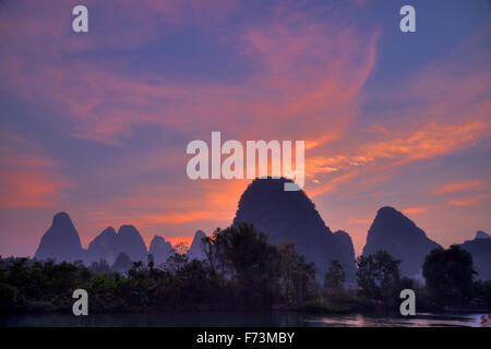 Kalkstein Karst-Formationen in der Morgendämmerung Guilin Region Guangxi, China LA007978 Stockfoto