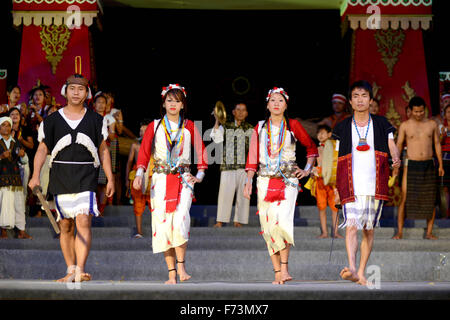 Nyishi-Stamm, die auf der Bühne tanzen, Arunachal Pradesh, Indien, Asien, MR. 786 Stockfoto