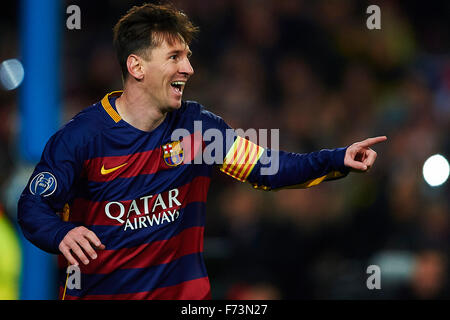 Lionel Messi (FC Barcelona) feiert nach seinem Tor in der Champions League-Fußball-Spiel zwischen FC Barcelona und AS Roma, am Stadion Camp Nou in Barcelona, Spanien, Dienstag, 24. November 2015. Foto: S.Lau Stockfoto