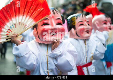 Paris, Frankreich - 2. Februar 2014: Chinesische Künstler trägt eine Maske in Tracht bei der chinesischen Neujahrsfest-parade Stockfoto