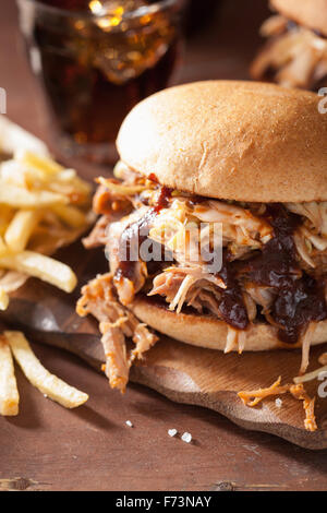 hausgemachte zog Schweinefleisch-Burger mit Krautsalat und Bbq sauce Stockfoto