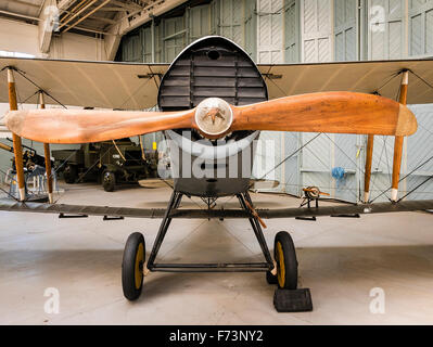 Vorne der alten Bristol F2b WWI Kampfflugzeug in Duxford museum Stockfoto