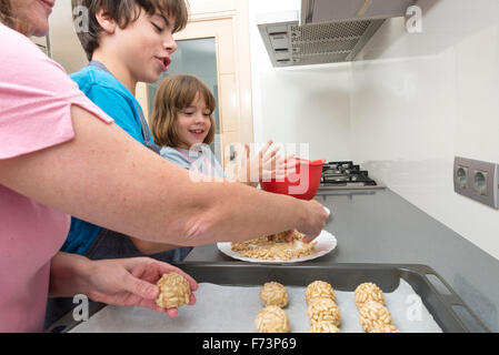 Familie kneten Marzipan für machen Panellets in der Küche. Stockfoto