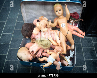 Antike Puppenteile in einem großen Haufen, einige von ihnen sind gebrochen Stockfoto