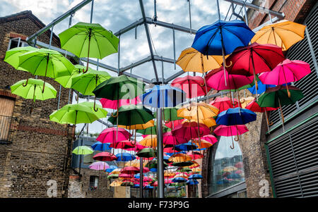 Regenschirme in vielen Farben in der Luft hängen Stockfoto