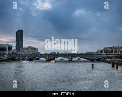 Skyline von London Blackfriars Bridge gesehen vom Fluß Themse, UK Stockfoto