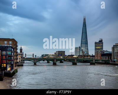 Skyline von London mit Bürogebäude von der Themse aus gesehen Stockfoto