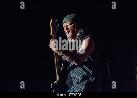 Berlin, Deutschland. 24. November 2015. Bassist Roger David Glover führt mit "Deep Purple" in der Max-Schmeling-Halle in Berlin, Deutschland, 24. November 2015. Foto: Paul Zinken/Dpa/Alamy Live News Stockfoto