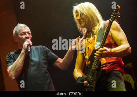 Berlin, Deutschland. 24. November 2015. Britischer Sänger Ian Gillan und US-amerikanische Gitarrist Steve Morse mit "Deep Purple" in der Max-Schmeling-Halle in Berlin, Deutschland, 24. November 2015 durchführen. Foto: Paul Zinken/Dpa/Alamy Live News Stockfoto